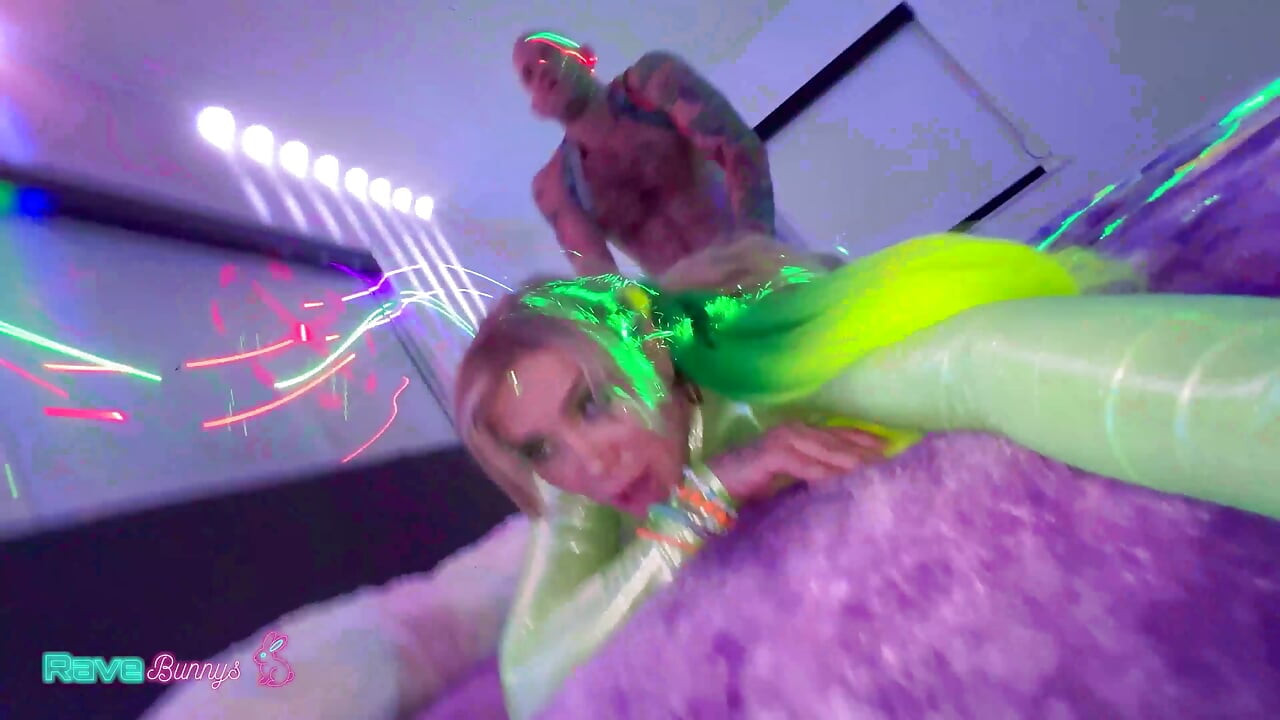 Cristina Savoy överlämnar sig till Brian Omally i en neon rave ritual!