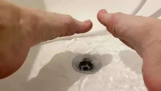 Она не может остановиться трахать себя пальцами. Время сквирта