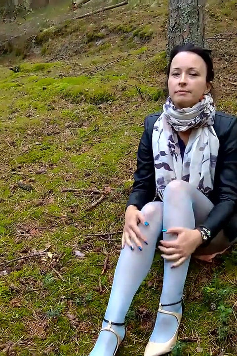 Pissing in the woods in crochless pantyhose
