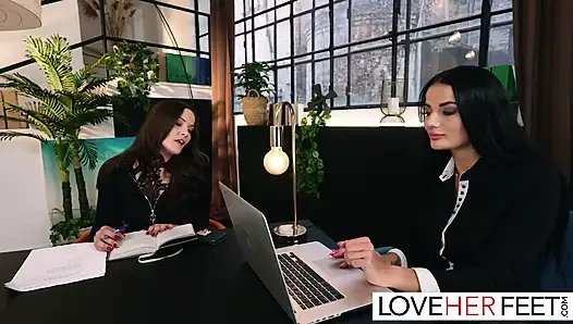 Dolly diore dan maddy black melakukan sesuatu selama bekerja