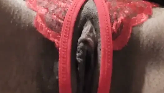 Kırmızı iç çamaşırlı sevimli kadın her şeyi gösteriyor ve kendine dokunuyor