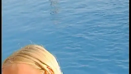 Blondes mädchen lutscht einen riesigen schwanz zu einem titten, abspritzen am pool