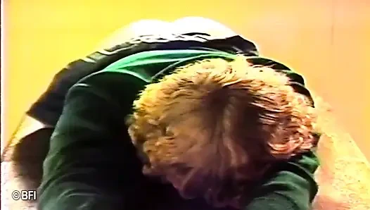 Gadis remaja malang yang hot pantatnya dicambuk di kelas