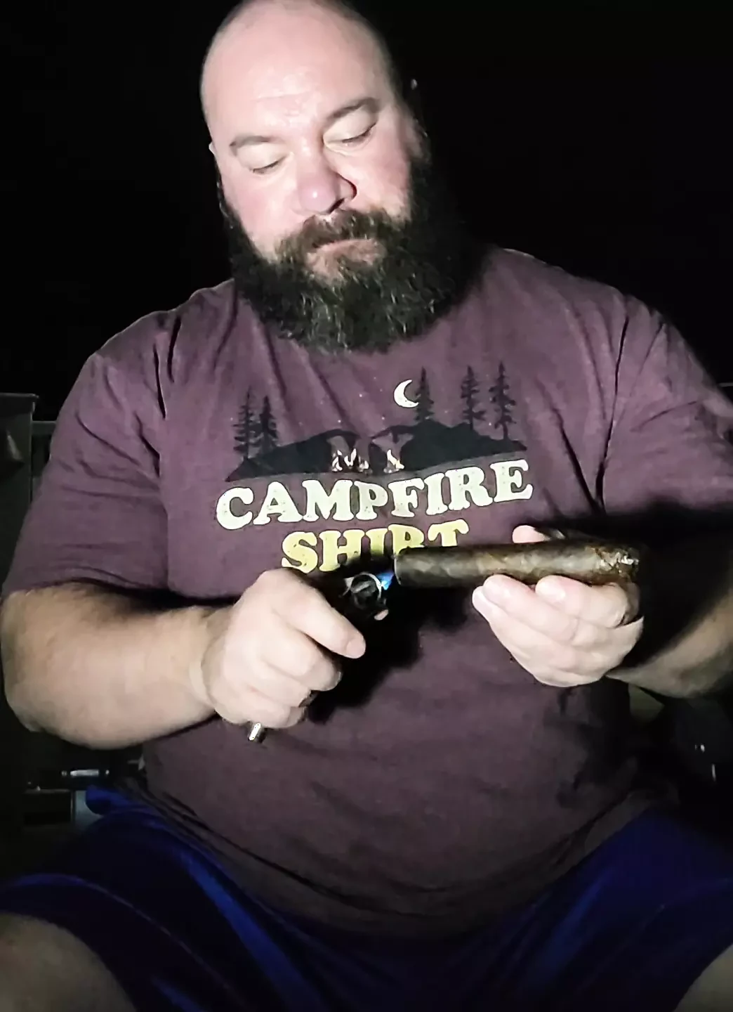 Acendendo um charuto tarde da noite