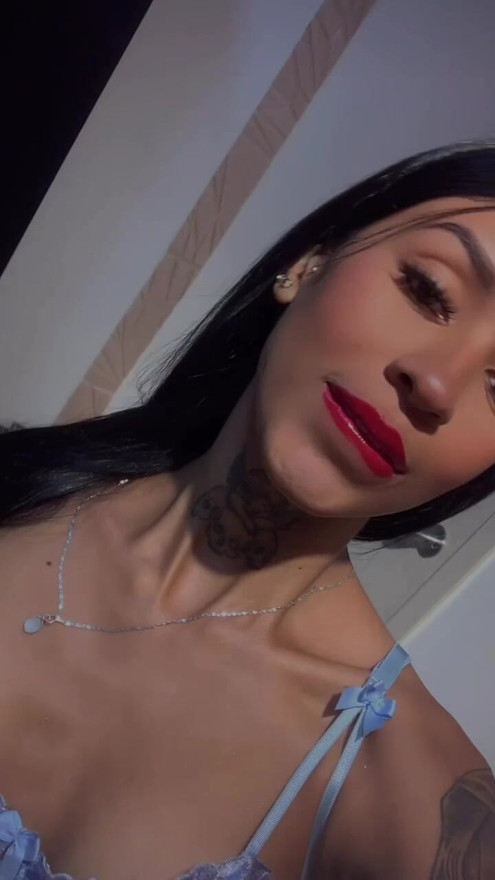 Reste avec celle qui te regarde comme si elle te déshabille déjà de ses yeux.