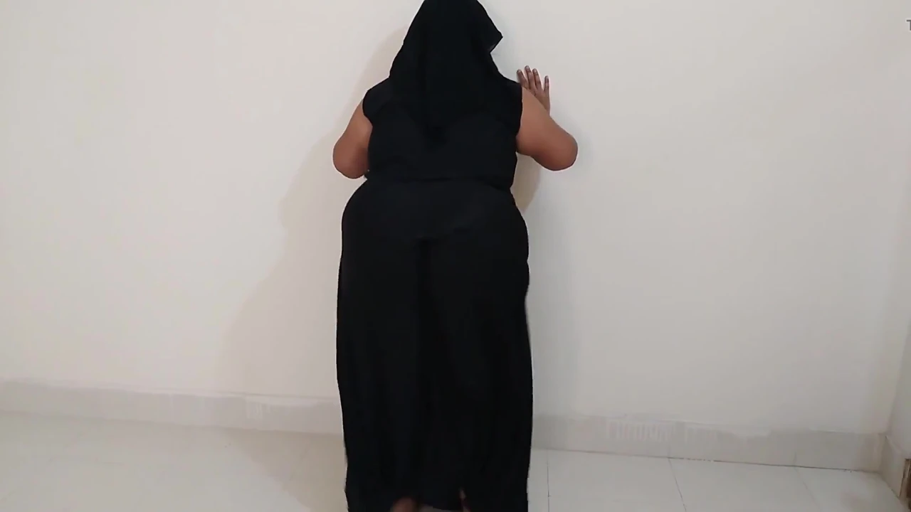 Baba ofise gittikten sonra, üvey anne azdığında, üvey oğul onu sikerek tatmin ediyor - Hintli