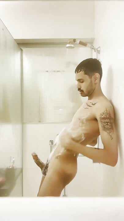 Ngocok kontolku sampai aku crot di kamar mandi