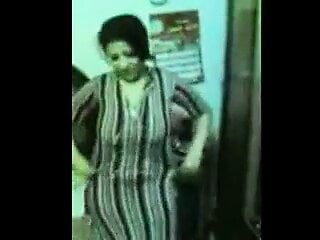 Dançarina árabe em casa com peitos grandes