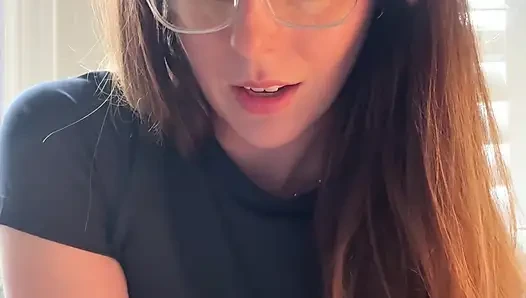 Cewek cantik berkaca mata ini ngasih tau caranya stroke yang enak!