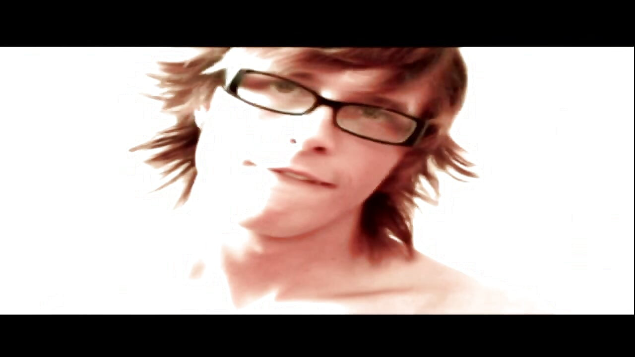 Горячий тройничок твинка: 3 мужика имеют в гостиной грубо!