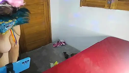 Büyük memeli kızının erkek arkadaşını çalıyor