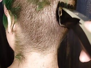Corte de cabelo fetiche gótica grandona Adama Daat dá a si mesma uma Chelsea e um orgasmo