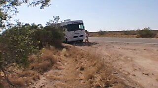 Rubia puta hace garganta profunda mientras se llena el coño con una segunda polla