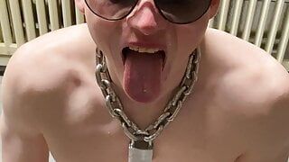 Homo kuisheidsslavin eet uit een hondenkom