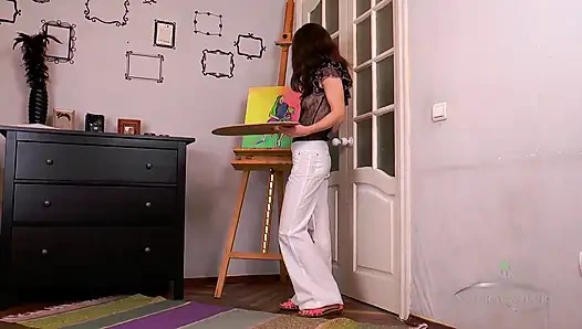 Orta yaşlı seksi kadın kıllı amına mastürbasyon yapıyor