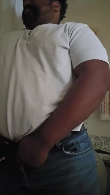 需要开始在我的视频中舔舐，所以我不必把坚硬的鸡巴塞进裤子