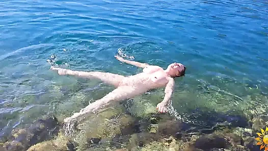 Güzel amatör natürist: açık havada esneme ve çıplak yüzme sanatı