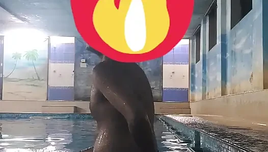Yüzme havuzunda çıplak Hintli mallu adam