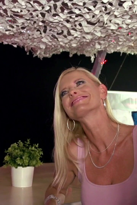 Dojrzała blondynka na obcasach dostaje twarz po seksie zabawy w barze