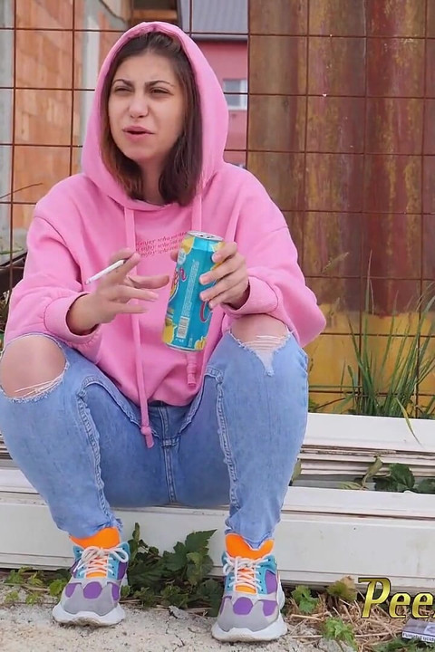 Hipster-teen pinkeln in ihre jeans - Rauchen mit ihrer blase voll