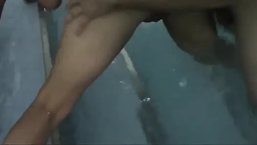 Teman merekam istrinya dientot di kolam renang dan kamar hotel