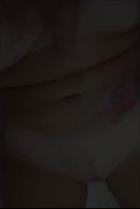 在我超級曬黑的身體上大量撒尿