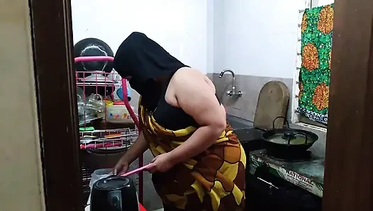 Hintli ateşli teyzeyi yemek yaparken mutfakta siktim - Hintçe