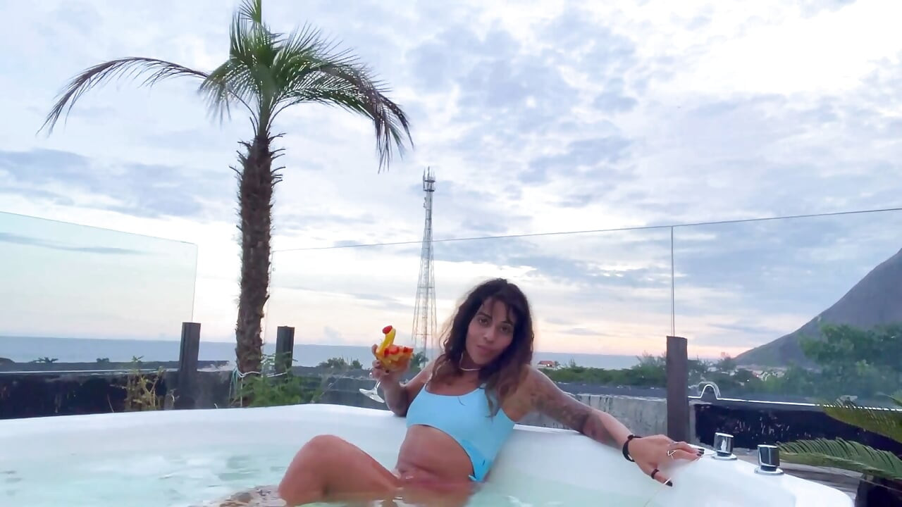An Afternoon with Your Queen Lolah... Enjoy.