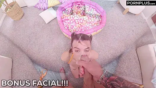 Boneka seks mungil ini suka banget muasin memeknya pakai peler
