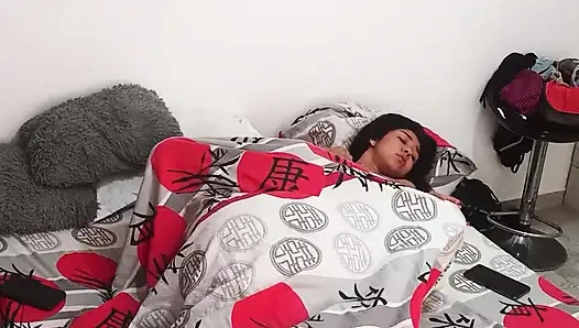 Die notgeile Stieftochter hält es nicht aus und bittet ihren Stiefvater, ihre Muschi zu füllen