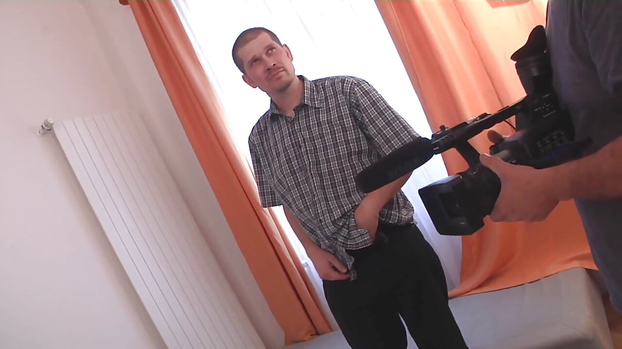 黑发女郎在3P中被双插