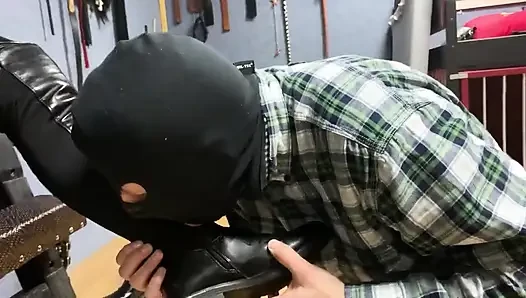 Semuanya untuk sepatu bot setinggi pahaku dan kakiku