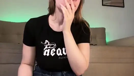 Jucielussie büyük dildoyla sikişirken fışkırtıyor