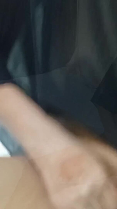 נערה מוסלמית בתולה מנסה להרגיע את עצמה על ידי הכנסת אצבע לכוס שלה | קליפ 2