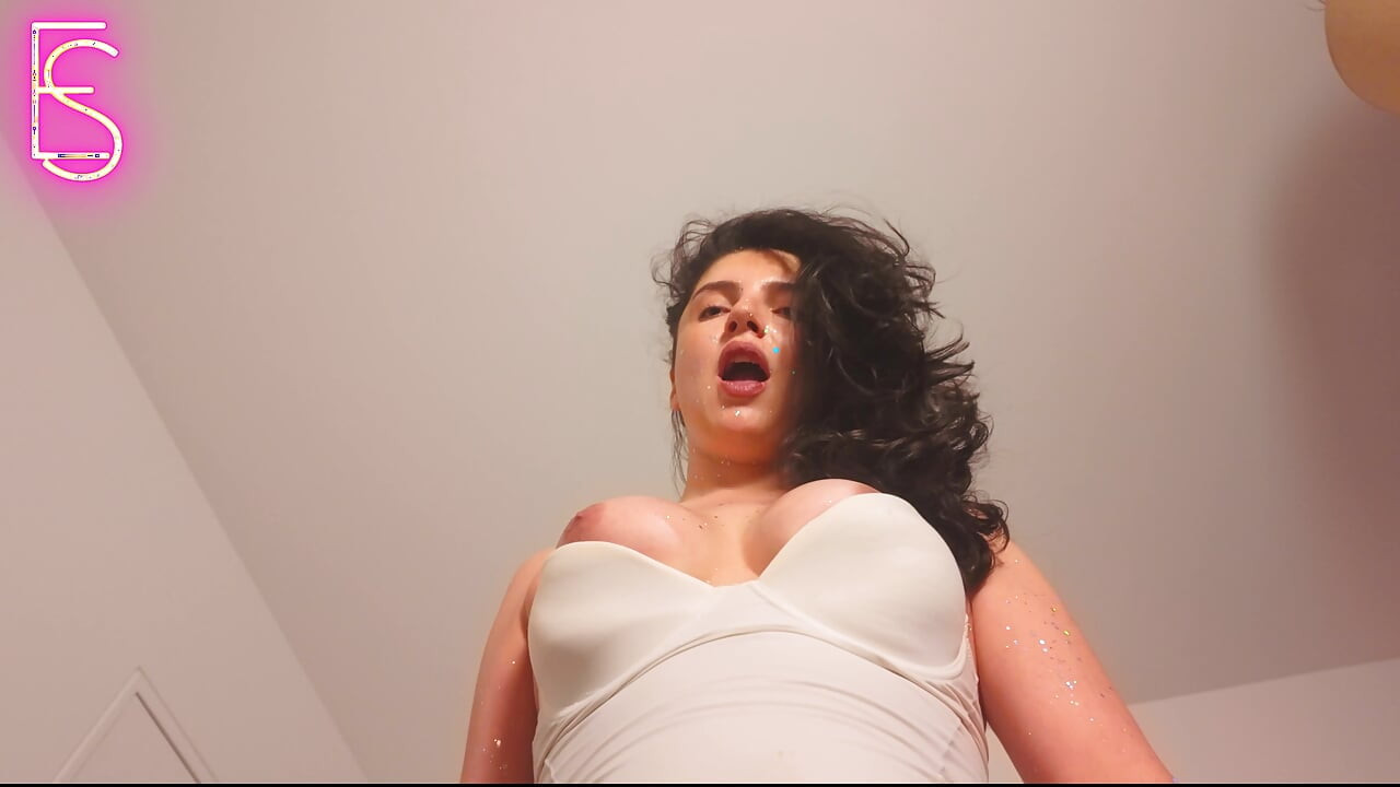 O transsexuală frumoasă dominantă tachinează, vorbește murdar și se fute în față cu un tip