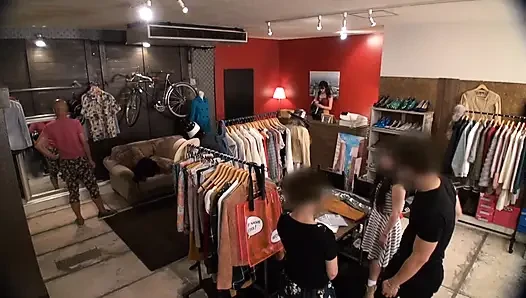 Jedes mal etwas funkelt sie, wenn sich ihre Augen im ruhigen Modegeschäft treffen