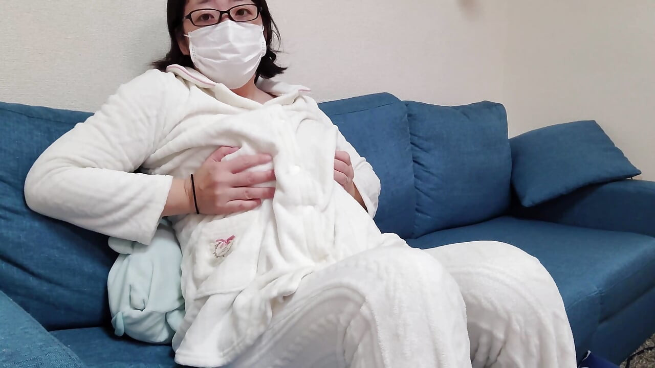 Mulher casada fica animada com masturbação depois de acordar