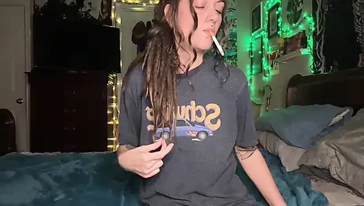 Rauchende fetisch-masturbation - tropfende nasse haarige muschi