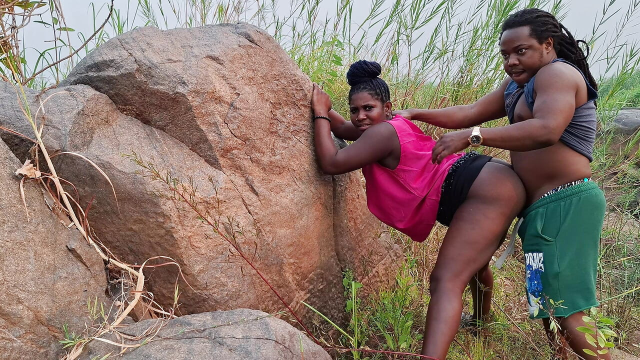 Sex på en ö i öknen mitt i havet knulla framför publiken