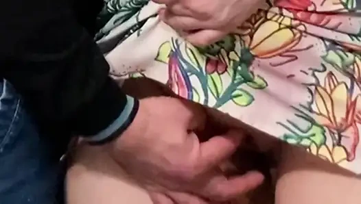 Fantasi di kereta bawah tanah! Memek gadis sange ini di-fingering sama orang asing