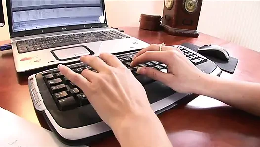 Heiße sekretärin betrügt mit ihrem chef