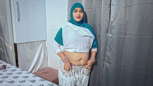 Pov- adik tiriku yang berhijab mergokin aku lagi bugil, dia pengen nyepong kontolku di posisi 69 sampai kencing... Video hindi yang jernih