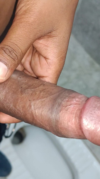 Uzbudljiv trenutak iz "Indijskog desi dečka koji se igra s velikim kurcem u kupaonici 💦"