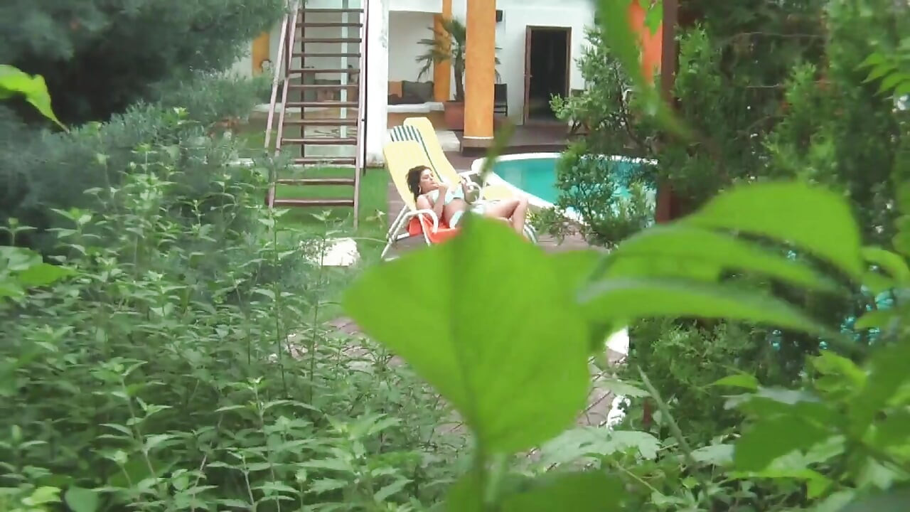 Blonde babe zuigt pik en spreidt poesje in de werkplaats