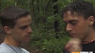 Un mec excité a un fantasme de baiser un mec au trou du cul étroit dans la forêt