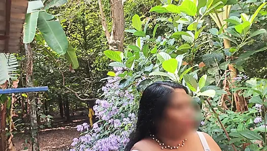 Gadis cantik india lagi bugil di taman