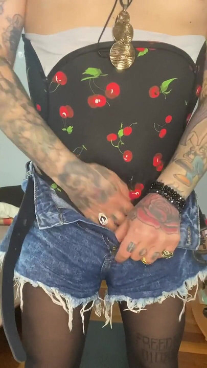 Aku berdandan semua untuk membuatmu muncrat denganku