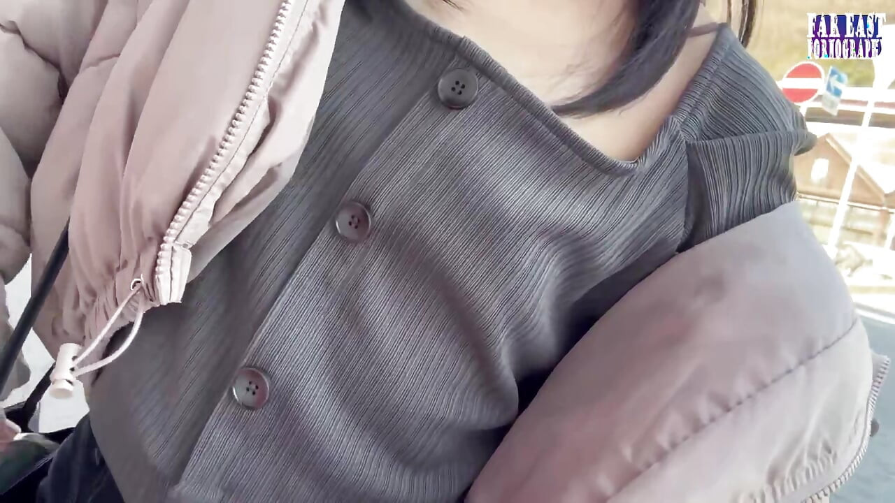 Bare nip promenad där trånga ögon gnista en het, tight topp på hennes perky spetsar fas.1