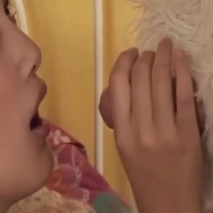 paripakv kaale baal vaali chodne laayak mammi drool ke saath pyare khilaune ki savaari karti hai