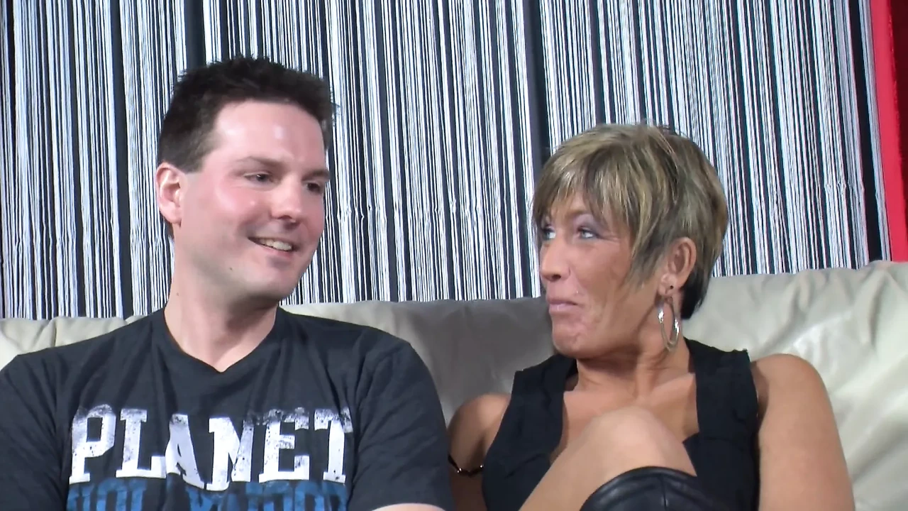mature brunette gives the pussy to the two teenagers
